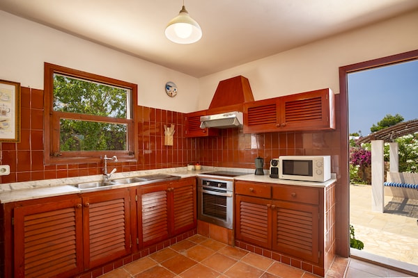 Foto van Rustige villa in Cala Vadella met zwembad - Vakantiehuis in Sant Josep de sa Talaia - TerraceBalcony