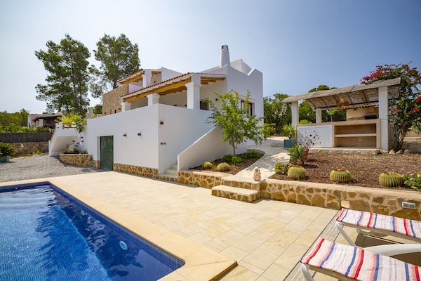 Foto van Rustige villa in Cala Vadella met zwembad - Vakantiehuis in Sant Josep de sa Talaia - ExteriorSummer