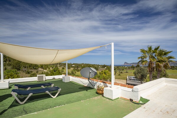 Foto van Villa met 3 slaapkamers in Sant Josep met zwembad - Vakantiehuis in Sant Josep de Sa Talaia - TerraceBalcony