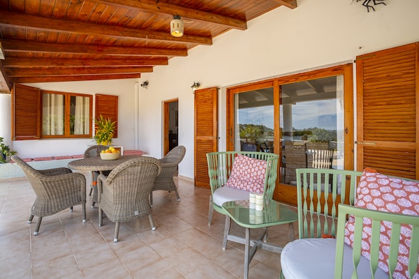 Foto van Villa met 3 slaapkamers in Sant Josep met zwembad - Vakantiehuis in Sant Josep de Sa Talaia - TerraceBalcony
