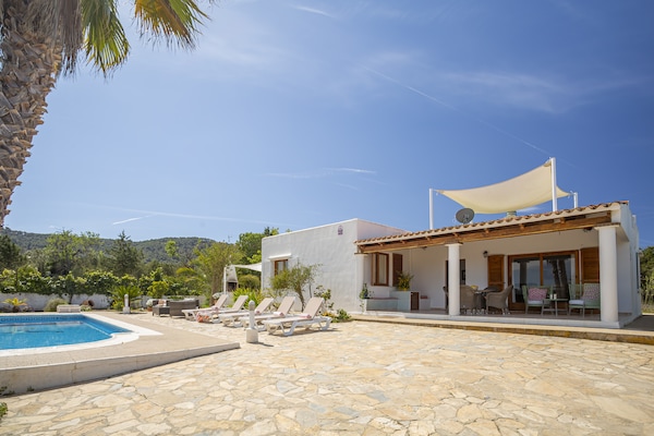 Foto van Villa met 3 slaapkamers in Sant Josep met zwembad - Vakantiehuis in Sant Josep de Sa Talaia - ExteriorSummer
