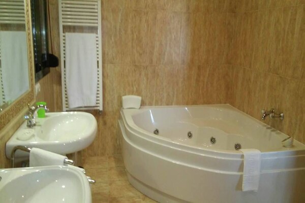 Foto van Landhuis in Ibiza met zwembad bij strand - Vakantiehuis in Santa Eulalia del rio - BathRoom