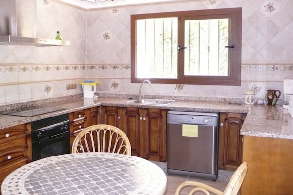 Foto van Landhuis in Ibiza met zwembad bij strand - Vakantiehuis in Santa Eulalia del rio - Kitchen