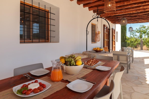 Foto van CASA CALA LLONGA Familie Ibiza-retraite - Vakantiehuis in Santa Eularia des Riu - TerraceBalcony