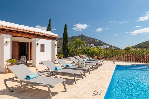 Foto van CASA CALA LLONGA Familie Ibiza-retraite - Vakantiehuis in Santa Eularia des Riu - PoolOfHouse