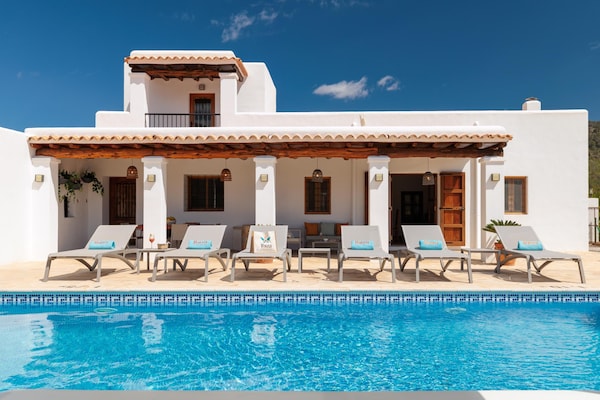 Foto van CASA CALA LLONGA Familie Ibiza-retraite - Vakantiehuis in Santa Eularia des Riu - PoolOfHouse