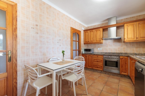 Foto van CASA CALA LLONGA Familie Ibiza-retraite - Vakantiehuis in Santa Eularia des Riu - Kitchen