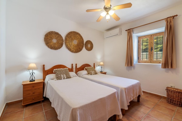 Foto van CASA CALA LLONGA Familie Ibiza-retraite - Vakantiehuis in Santa Eularia des Riu - BedRoom