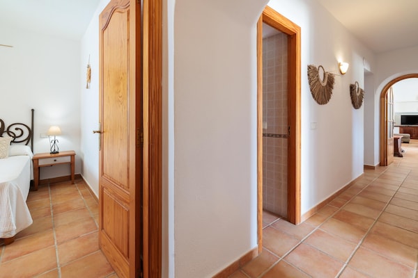 Foto van CASA CALA LLONGA Familie Ibiza-retraite - Vakantiehuis in Santa Eularia des Riu - BedRoom