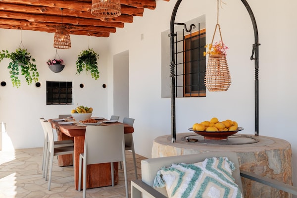 Foto van CASA CALA LLONGA Familie Ibiza-retraite - Vakantiehuis in Santa Eularia des Riu - TerraceBalcony