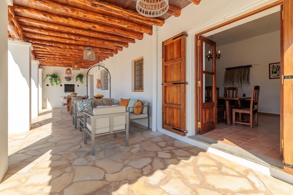 Foto van CASA CALA LLONGA Familie Ibiza-retraite - Vakantiehuis in Santa Eularia des Riu - TerraceBalcony