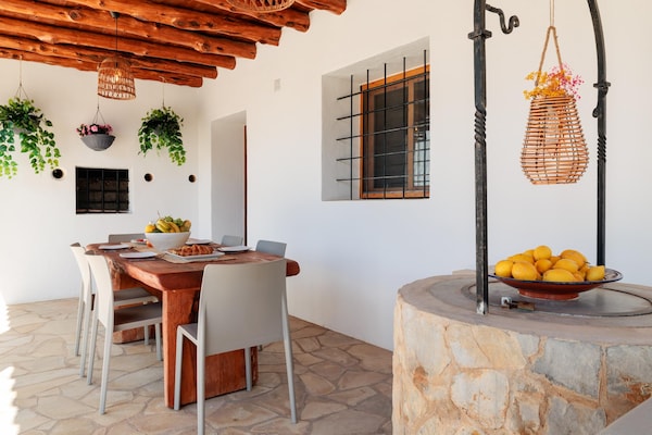 Foto van CASA CALA LLONGA Familie Ibiza-retraite - Vakantiehuis in Santa Eularia des Riu - TerraceBalcony