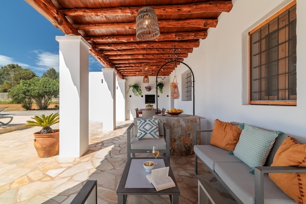 Foto van CASA CALA LLONGA Familie Ibiza-retraite - Vakantiehuis in Santa Eularia des Riu - TerraceBalcony
