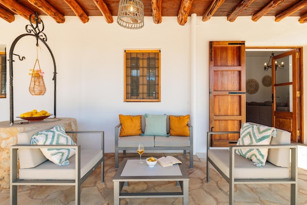 Foto van CASA CALA LLONGA Familie Ibiza-retraite - Vakantiehuis in Santa Eularia des Riu - TerraceBalcony