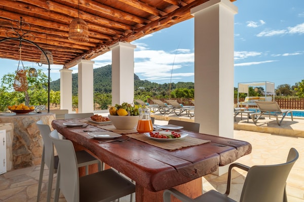 Foto van CASA CALA LLONGA Familie Ibiza-retraite - Vakantiehuis in Santa Eularia des Riu - TerraceBalcony
