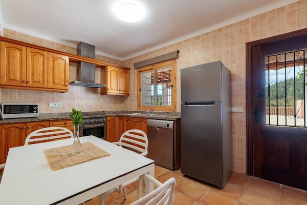 Foto van CASA CALA LLONGA Familie Ibiza-retraite - Vakantiehuis in Santa Eularia des Riu - Kitchen