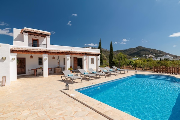 Foto van CASA CALA LLONGA Familie Ibiza-retraite - Vakantiehuis in Santa Eularia des Riu - PoolOfHouse