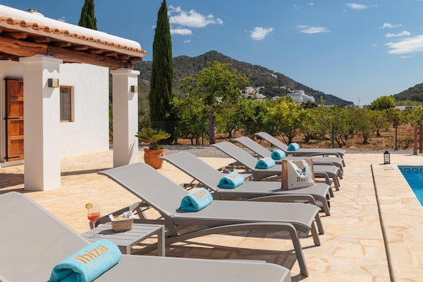Foto van CASA CALA LLONGA Familie Ibiza-retraite - Vakantiehuis in Santa Eularia des Riu - PoolOfHouse