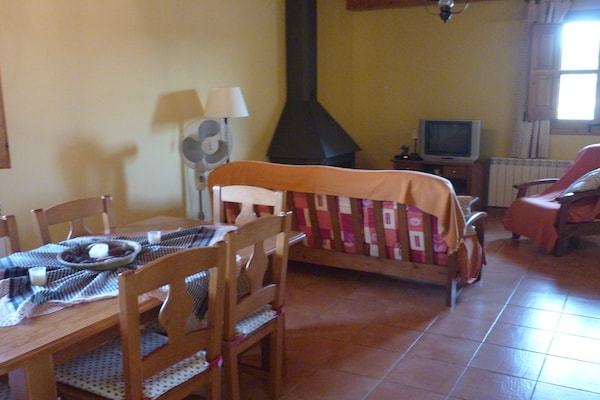 Foto van Landhuis in Maians met privézwembad - Vakantiehuis in Maians-Castellfollit del Boix - LivingRoom