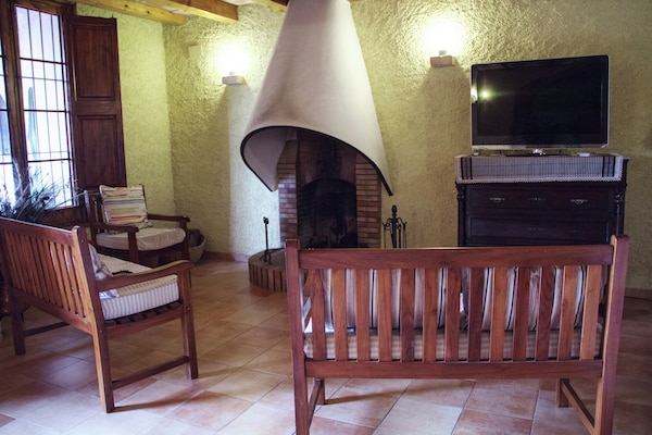 Foto van Landhuis in Maians met privézwembad - Vakantiehuis in Maians-Castellfollit del Boix - LivingRoom