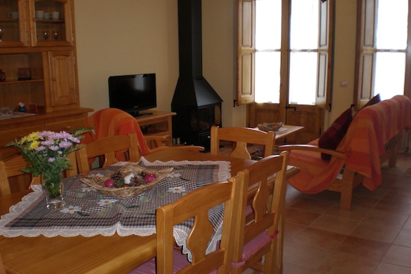 Foto van Landhuis in Maians met privézwembad - Vakantiehuis in Maians-Castellfollit del Boix - DiningRoom