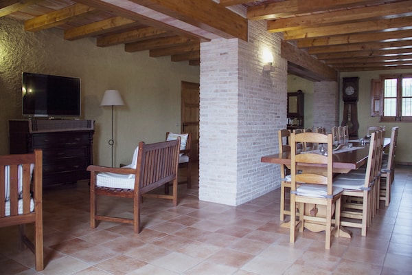 Foto van Landhuis in Maians met privézwembad - Vakantiehuis in Maians-Castellfollit del Boix - DiningRoom