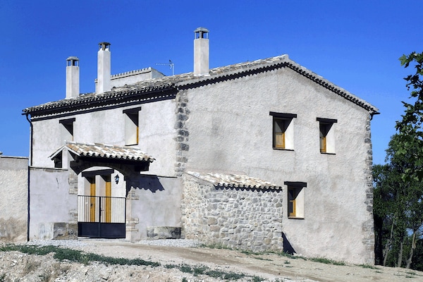 Foto van Landhuis in Maians met privézwembad - Vakantiehuis in Maians-Castellfollit del Boix - ExteriorWinter