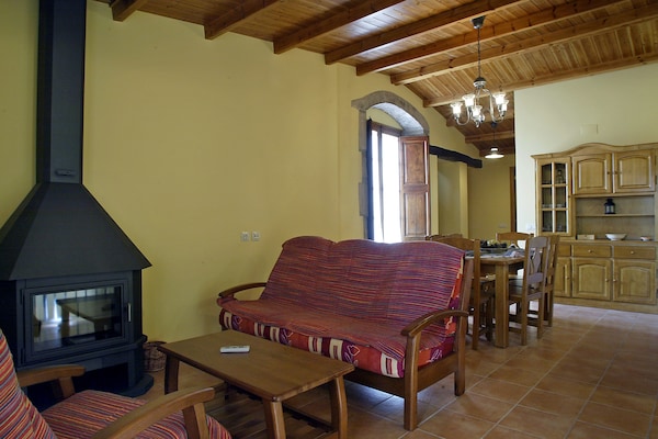 Foto van Landhuis in Maians met privézwembad - Vakantiehuis in Maians-Castellfollit del Boix - LivingRoom