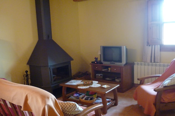 Foto van Landhuis in Maians met privézwembad - Vakantiehuis in Maians-Castellfollit del Boix - LivingRoom
