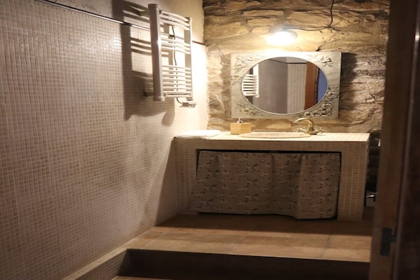 Foto van Vrijstaand landelijk gelegen landhuis de 19e eeuw - Vakantiehuis in Calonge de Segarra - BathRoom