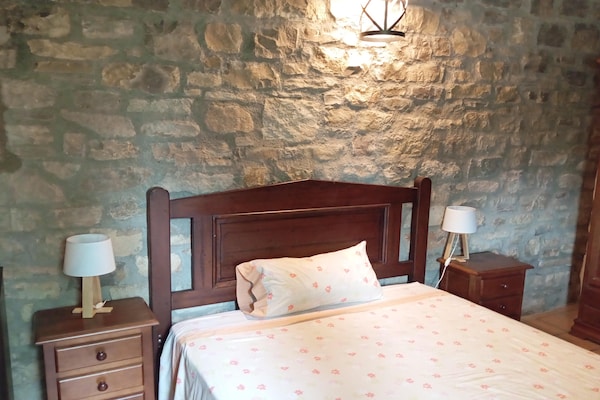Foto van Vrijstaand landelijk gelegen landhuis de 19e eeuw - Vakantiehuis in Calonge de Segarra - BedRoom
