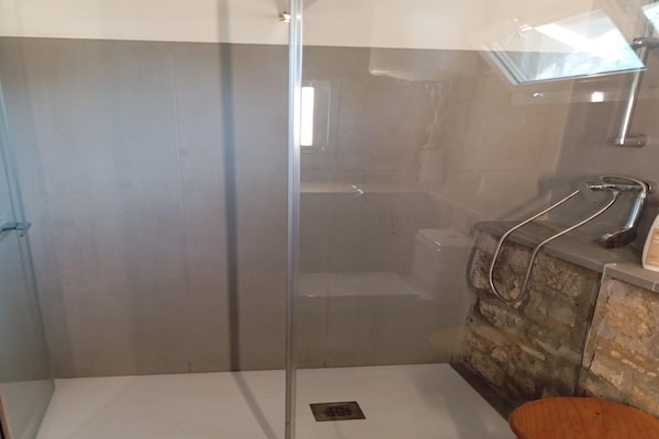 Foto van Vrijstaand landelijk gelegen landhuis de 19e eeuw - Vakantiehuis in Calonge de Segarra - BathRoom