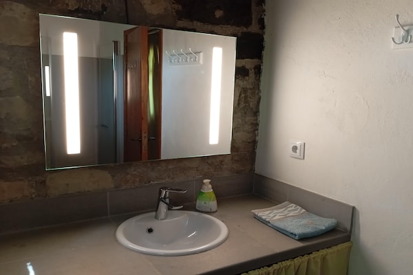 Foto van Vrijstaand landelijk gelegen landhuis de 19e eeuw - Vakantiehuis in Calonge de Segarra - BathRoom