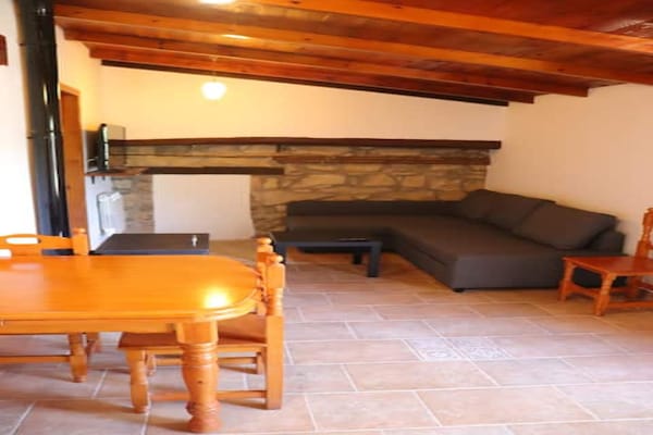 Foto van Vrijstaand landelijk gelegen landhuis de 19e eeuw - Vakantiehuis in Calonge de Segarra - LivingRoom