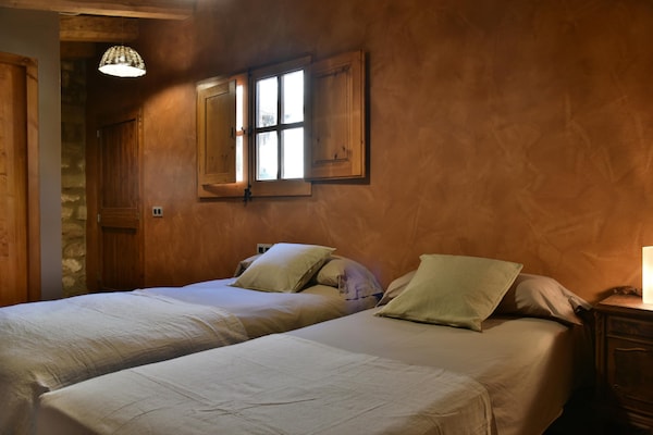 Foto van Landhuis in de buurt van Barcelona met zwembad - Vakantiehuis in Sant Pau de la Guardia - El Bruc - BedRoom
