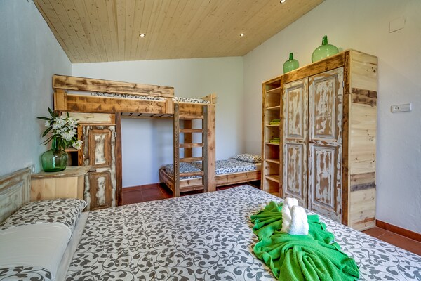 Foto van Villa in Palafolls met Privézwembad & BBQ - Vakantiehuis in Palafolls - BedRoom