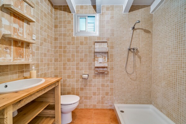 Foto van Villa in Palafolls met Privézwembad & BBQ - Vakantiehuis in Palafolls - BathRoom