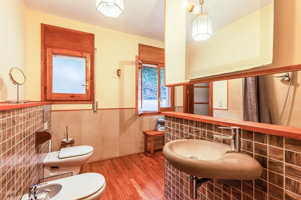 Foto van Authentieke villa in Tordera met privézwembad - Vakantiehuis in Tordera - BathRoom