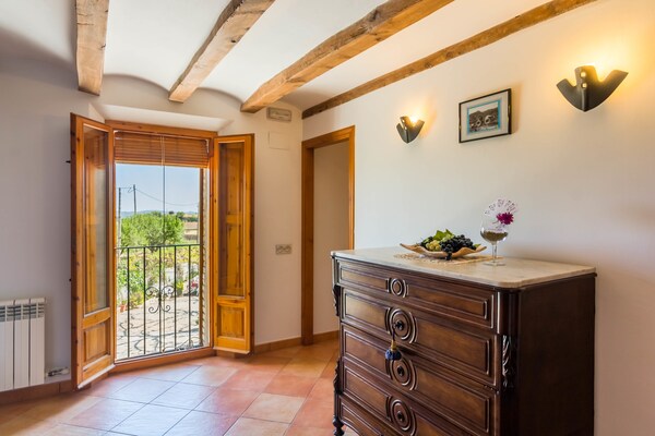 Foto van Catalaans landhuis met uitzicht over de wijngaarden gelegen in Castellví - Landing