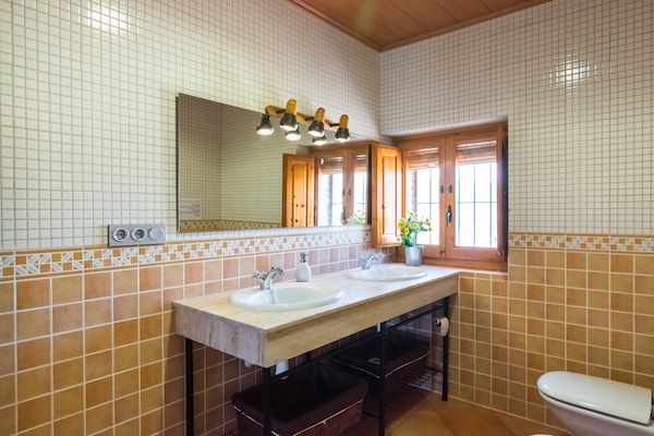 Foto van Catalaans landhuis met uitzicht over de wijngaarden gelegen in Castellví - BathRoom