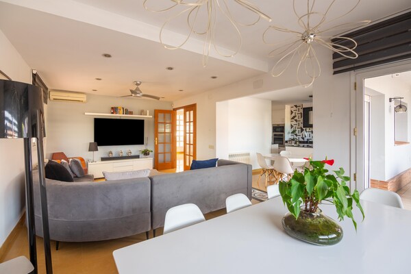 Foto van Premium vakantiehuis met privézwembad - Vakantiehuis in Vilanova i la Geltrú - LivingRoom