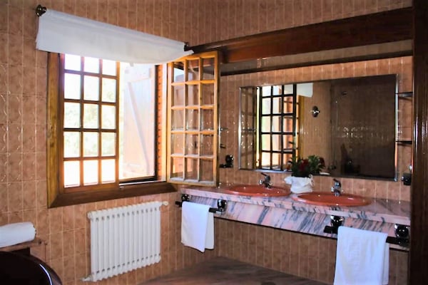 Foto van Villa in Narón bij Pantín Strand en Golf - Vakantiehuis in O Val, Narón - BathRoom