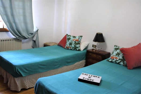 Foto van Villa in Narón bij Pantín Strand en Golf - Vakantiehuis in O Val, Narón - BedRoom