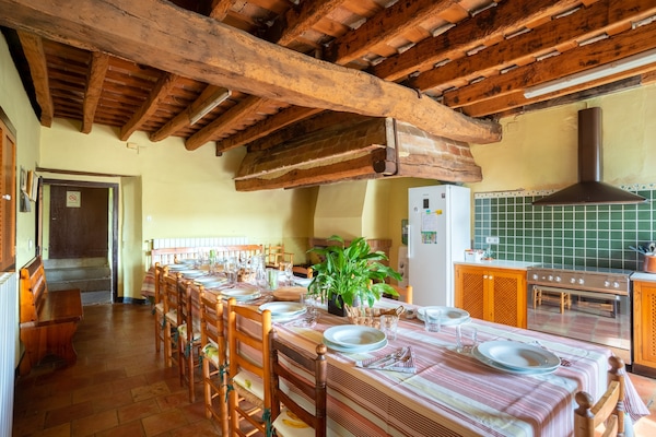 Foto van Vakantiehuis bij Girona Airport met Zwembad - Vakantiehuis in Aiguaviva - DiningRoom