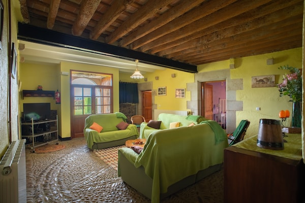 Foto van Vakantiehuis bij Girona Airport met Zwembad - Vakantiehuis in Aiguaviva - LivingRoom