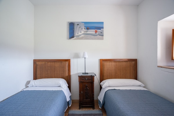 Foto van Vakantiehuis bij Girona Airport met Zwembad - Vakantiehuis in Aiguaviva - BedRoom