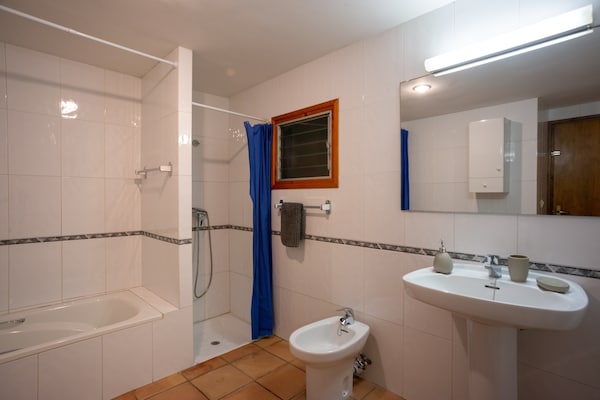 Foto van Vakantiehuis bij Girona Airport met Zwembad - Vakantiehuis in Aiguaviva - BathRoom