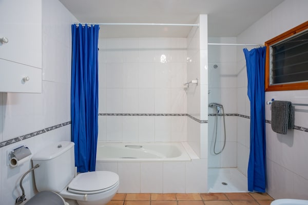 Foto van Vakantiehuis bij Girona Airport met Zwembad - Vakantiehuis in Aiguaviva - BathRoom