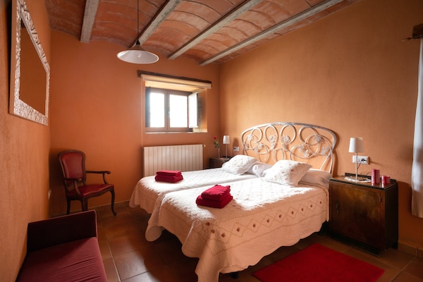 Foto van Vakantiehuis bij Girona Airport met Zwembad - Vakantiehuis in Aiguaviva - BedRoom