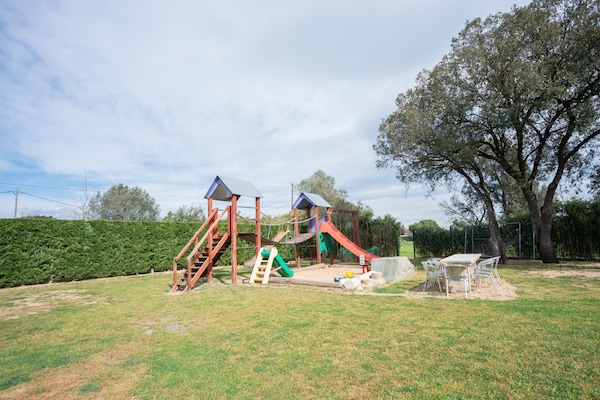 Foto van Vakantiehuis bij Girona Airport met Zwembad - Vakantiehuis in Aiguaviva - ParkFacilities